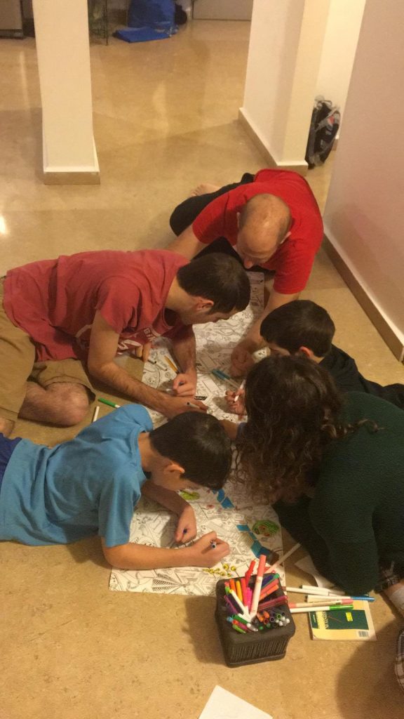 הילדים ואני מציירים על הרצפה הילדים ואני מציירים על הרצפה