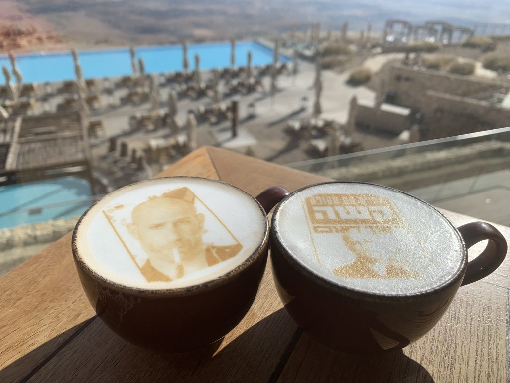 קפה של בוקר, על רקע נופי המלון במדבר קפה של בוקר, על רקע נופי המלון במדבר
