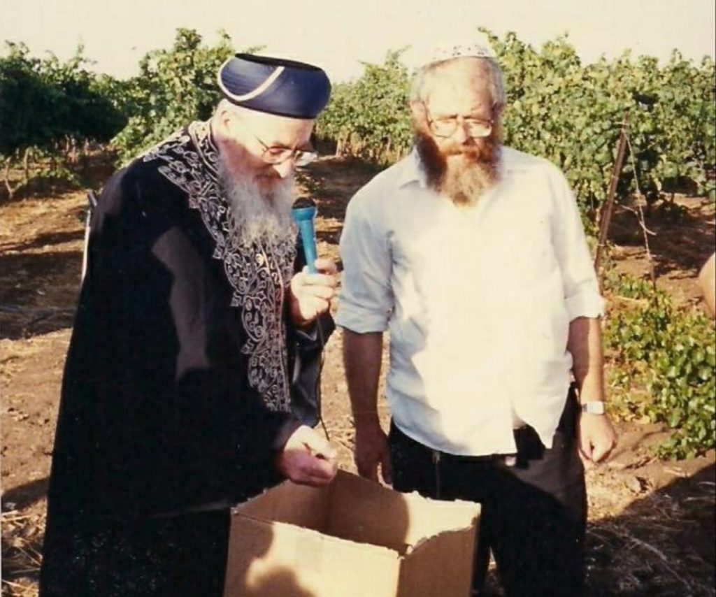 הרב מרדכי אליהו זצ"ל ואבי, הרב יחזקאל דאום זצ"ל , בעת הביקור בגולן הרב מרדכי אליהו זצ"ל ואבי, הרב יחזקאל דאום זצ"ל , בעת הביקור בגולן